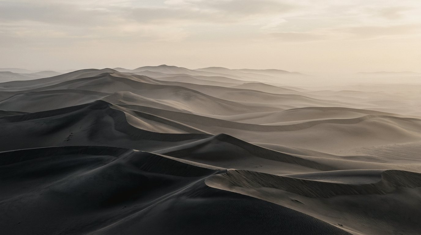 Camadas de areia em tons claros e escuros, imagem que representa as frentes de uma marca construída em camadas